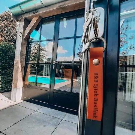 ベッド・アンド・ブレックファスト Sjiek Basiliek